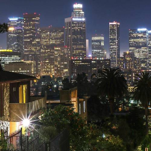  هنوزم اون رپر قدیمی زنده اس چپ نگاه میکنه به خوشگلای تو پارک